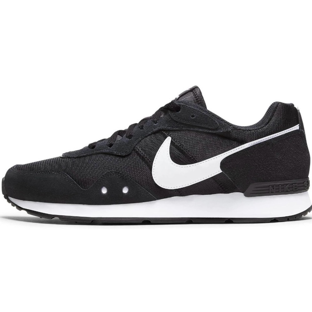 NIKE Sneakers Men’s 11 Black and White Venture Runner NWOT